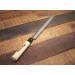 Couteau Takohiki japonais artisanal JIKKO Tokusei lame 24cm Nihon Steel manche magnolia gravé