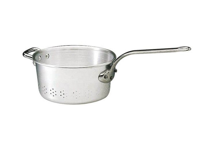 Passoire &agrave; queue professionnelle MATFER aluminium 24cm avec anse