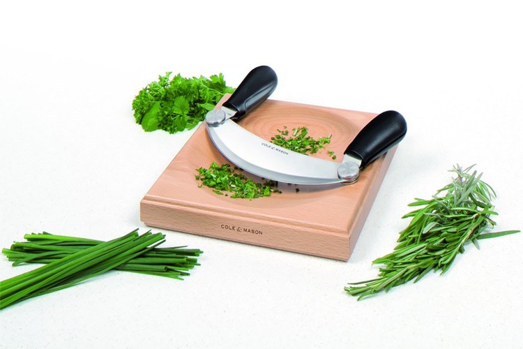 Hachoir &agrave; herbes Cole & Mason avec planche &agrave; d&eacute;couper en bois