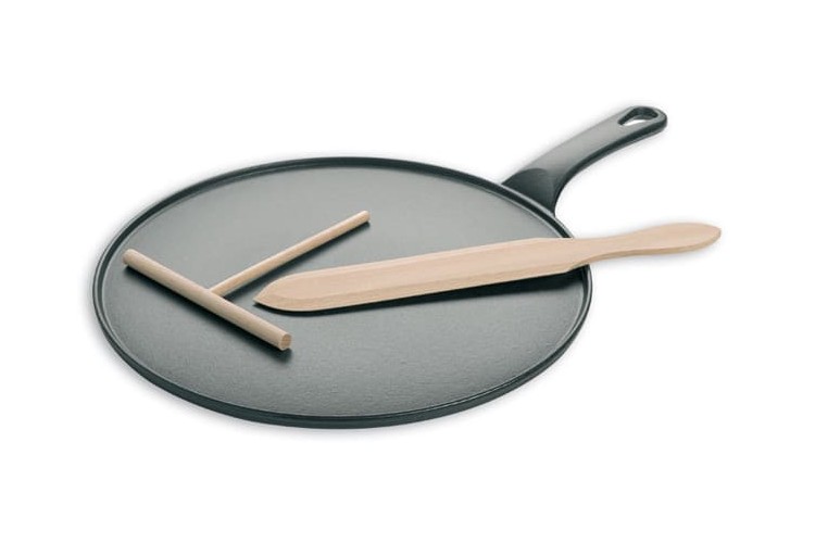 Cr&ecirc;pi&egrave;re en fonte noire avec spatule et r&acirc;teau en h&ecirc;tre