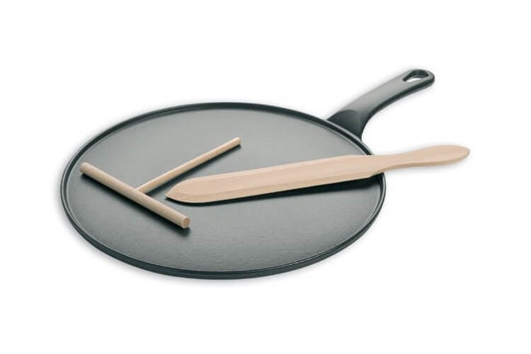 Crêpière en fonte noire avec spatule et râteau en hêtre