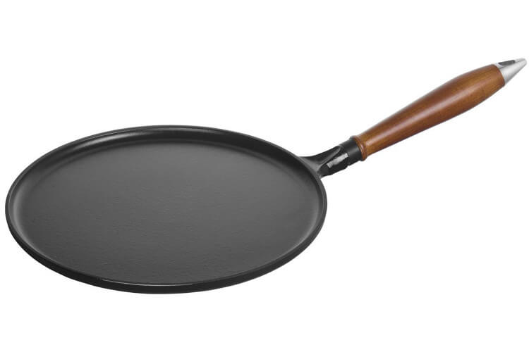Crêpière en fonte émaillée STAUB noire 28cm manche bois + 1 spatule + 1 répartiteur