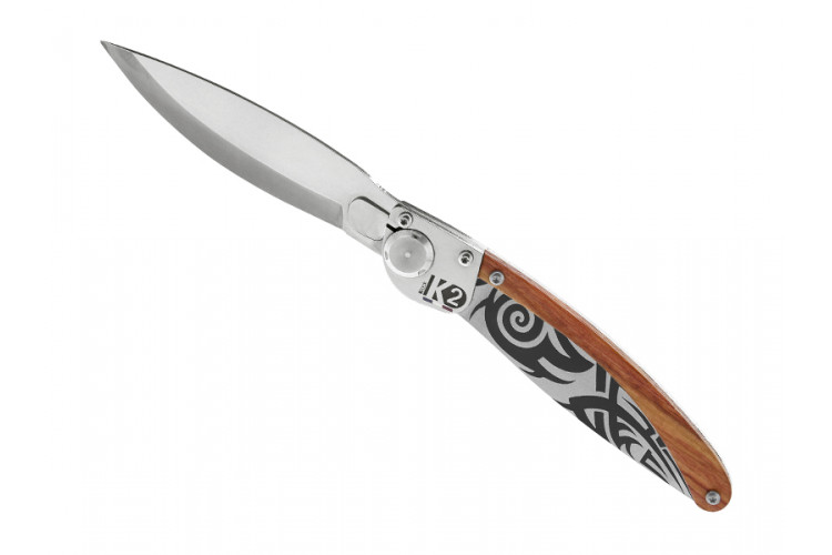Couteau pliant K2.05M manche sandalwood et acier d&eacute;cor tribal 11,5cm