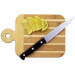 Planchette à découper bicolore Totally Bamboo avec poignée