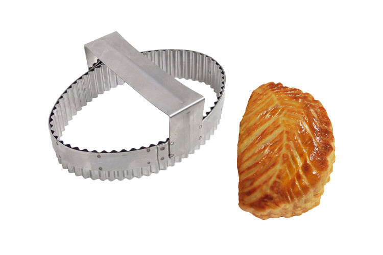 D&eacute;coupoir chausson aux pommes avec poign&eacute;e Gobel inox 17x12cm