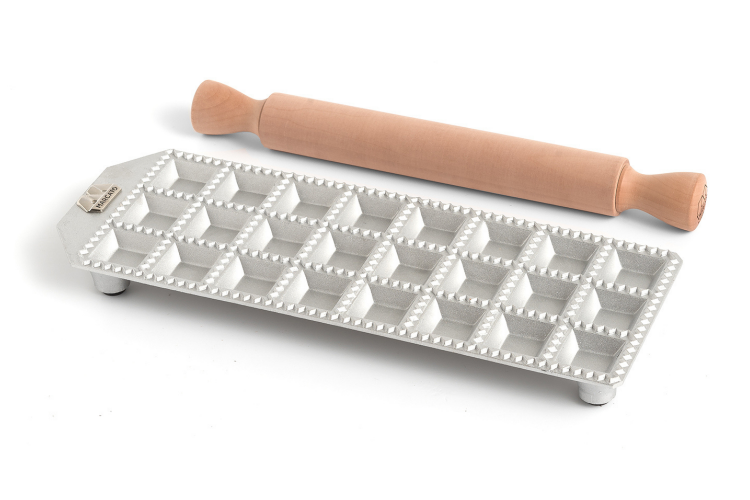 Moule &agrave; raviolis Marcato Classic 24 empreintes carr&eacute;es + mini rouleau en bois