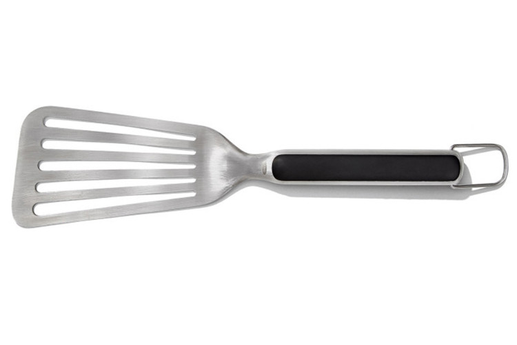 Spatule ajour&eacute;e flexible OXO 37cm sp&eacute;ciale barbecue
