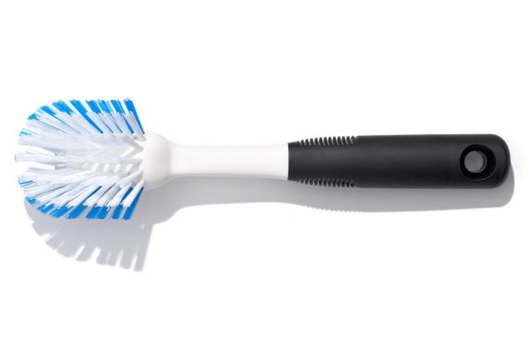 Brosse &agrave; vaisselle OXO avec manche