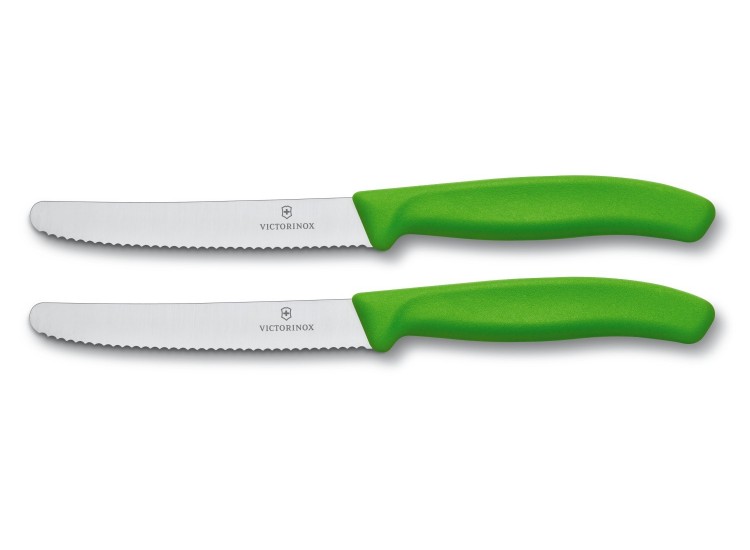 2 couteaux de table Victorinox lame 11cm &agrave; dents bout rond manche vert