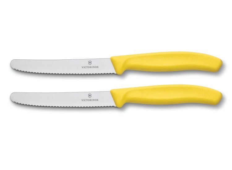 2 couteaux de table Victorinox lame 11cm &agrave; dents bout rond manche jaune