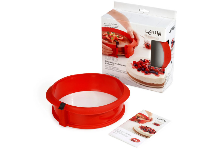 Moule &agrave; manqu&eacute; d&eacute;montable L&eacute;ku&eacute; 23cm en silicone rouge + assiette en c&eacute;ramique