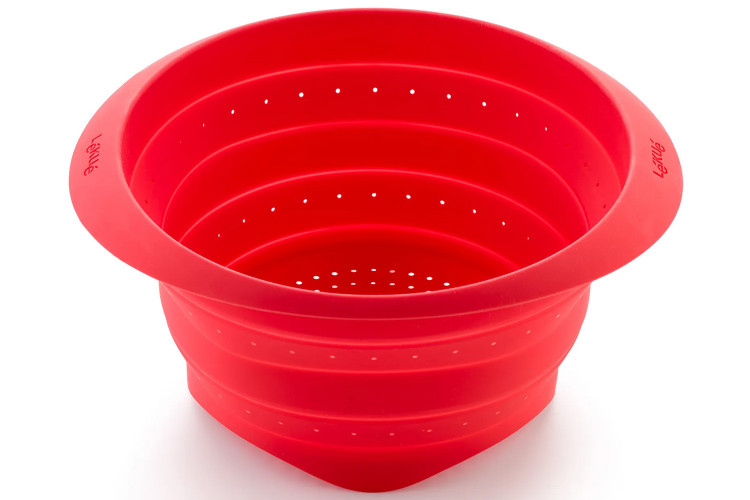 Passoire r&eacute;tractable L&eacute;ku&eacute; &oslash;23cm en silicone Platinum - Rouge ou vert