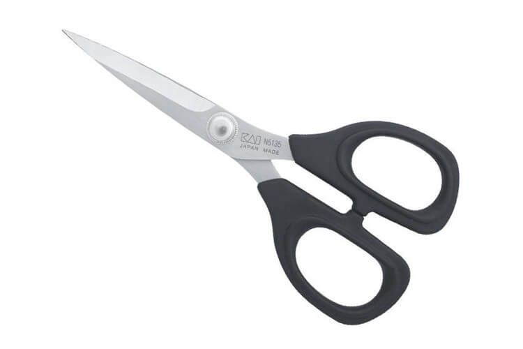 Ciseaux à broder Kai noir acier inox 13,5cm