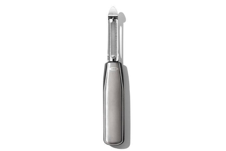 Éplucheur à peaux fines OXO Steel en inox avec manche bi-matière