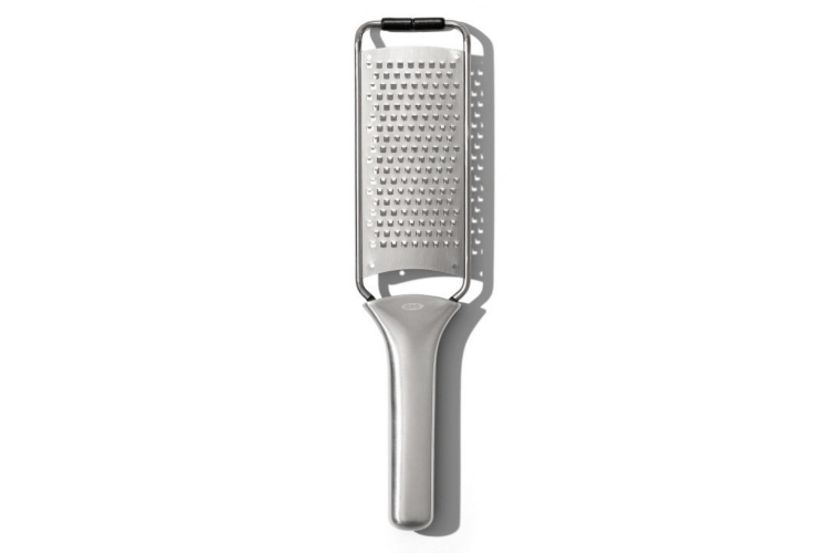 Râpe moyenne OXO Steel en acier inoxydable avec étui de protection