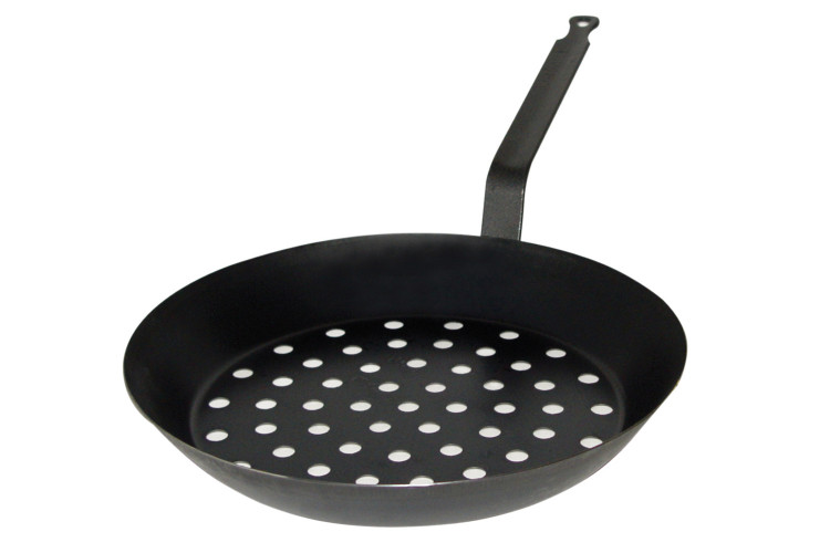 Po&ecirc;le &agrave; marrons perfor&eacute;e Baumalu 28cm en t&ocirc;le d'acier pour cuisson sur braise