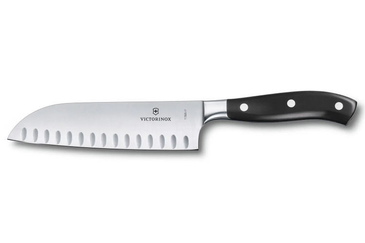 Couteau Santoku alv&eacute;ol&eacute; Victorinox Grand Ma&icirc;tre forg&eacute; 17cm